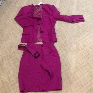Max Mara 2pcs suit, linen size 6 runs small.